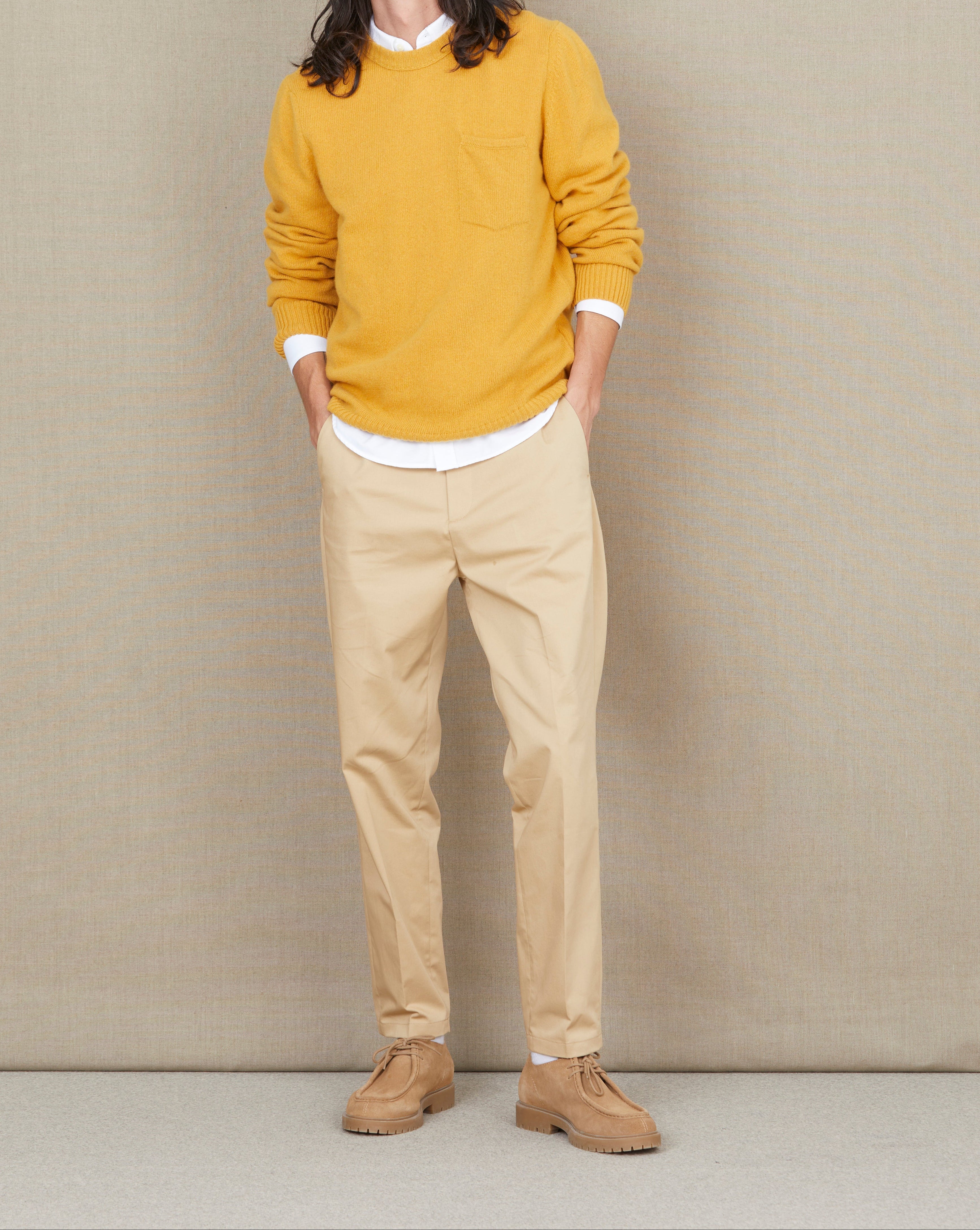 Brauner Wollpullover mit Taschen