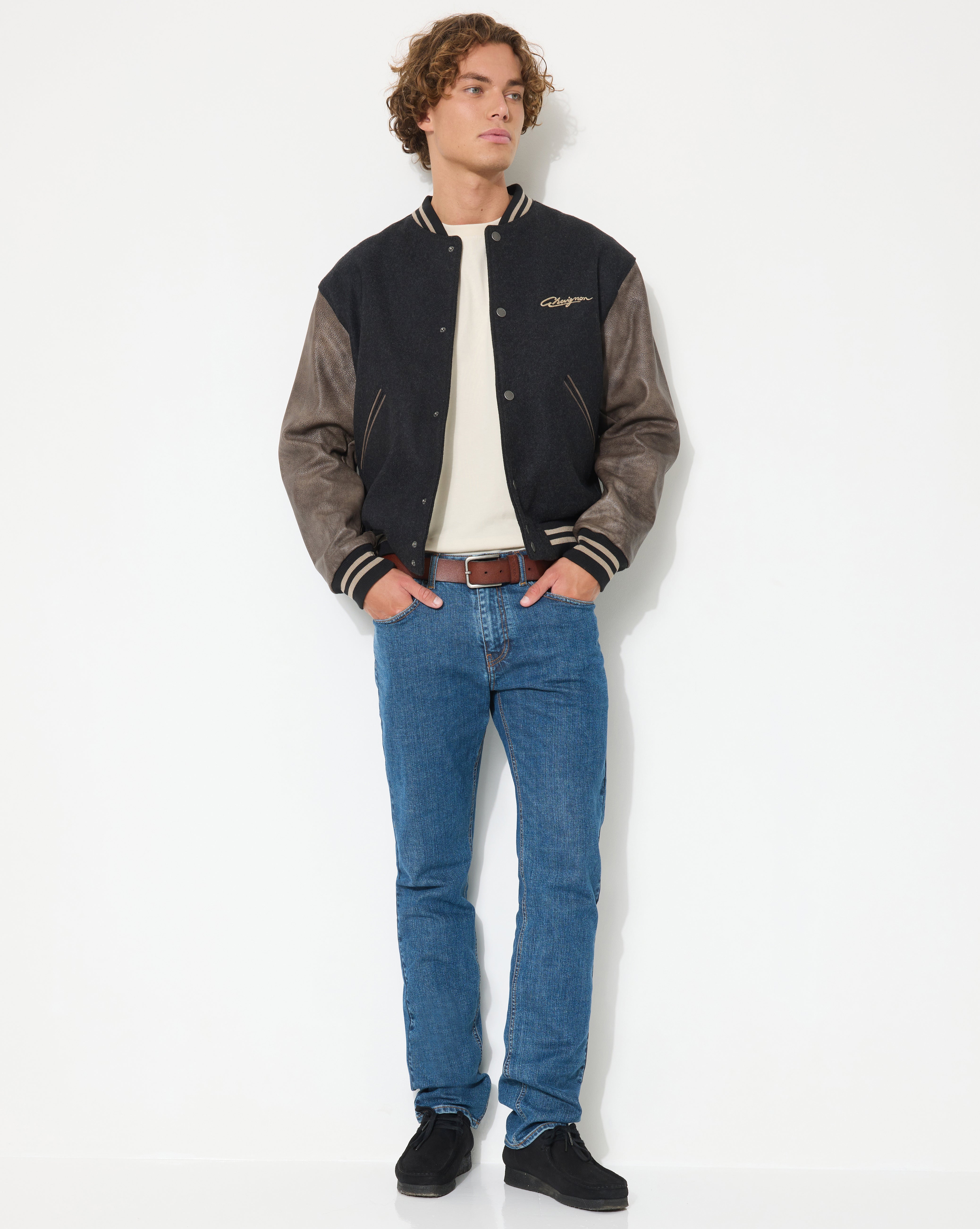 MARINEBLAUE JEANS AUS GERADEEM DENIM