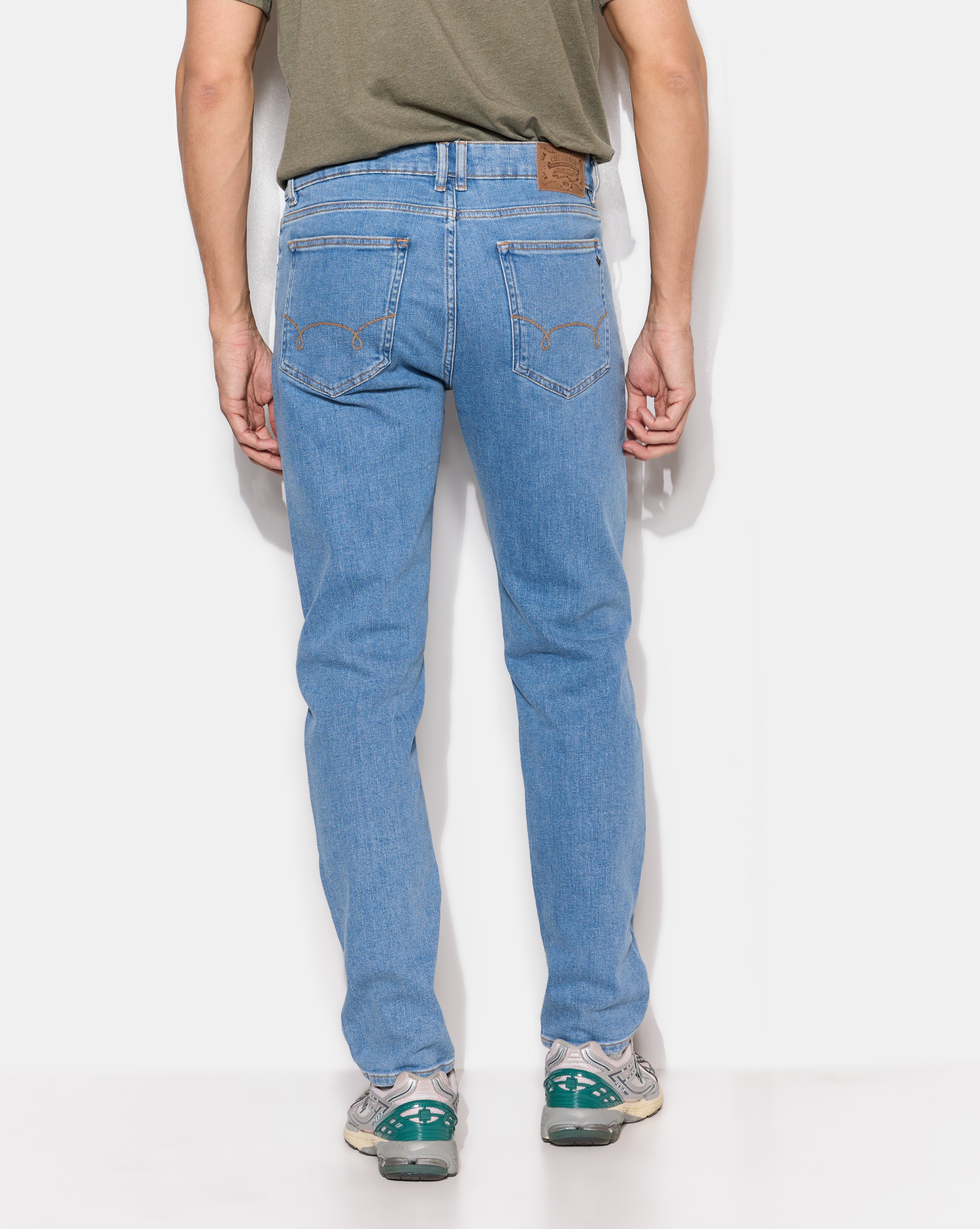 HELLBLAUE JEANS, SCHMAL ZULAUFEND