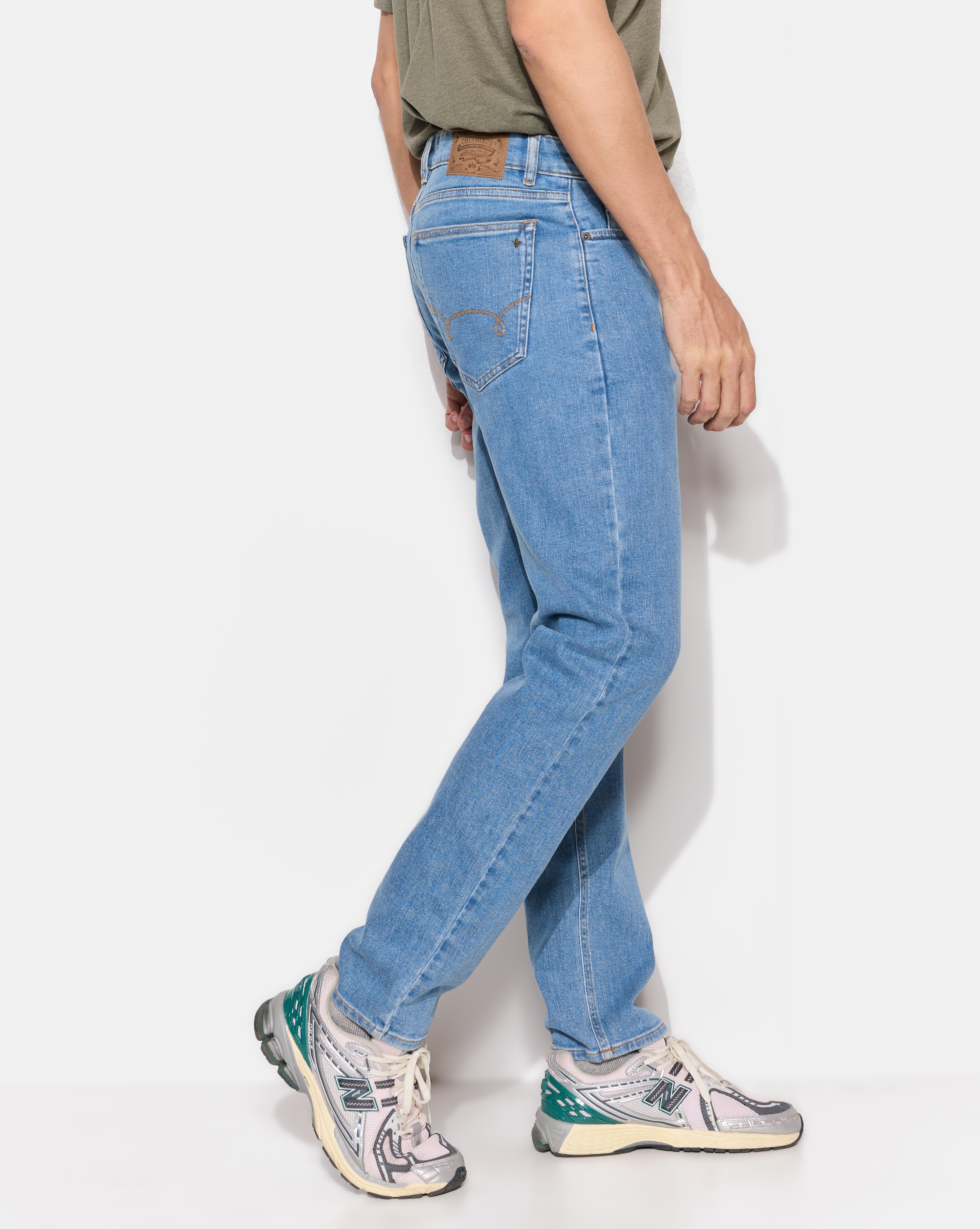 HELLBLAUE JEANS, SCHMAL ZULAUFEND