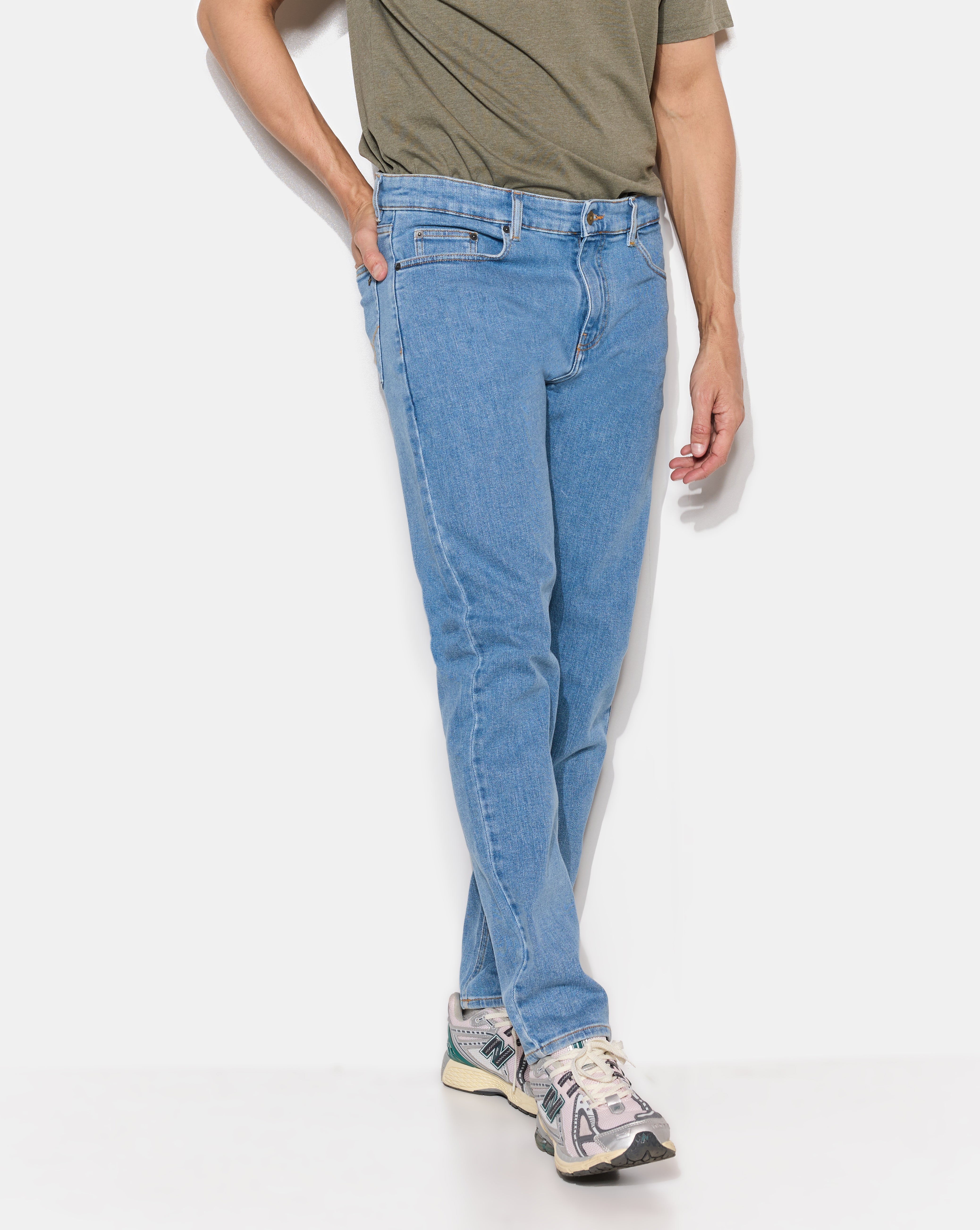 HELLBLAUE JEANS, SCHMAL ZULAUFEND