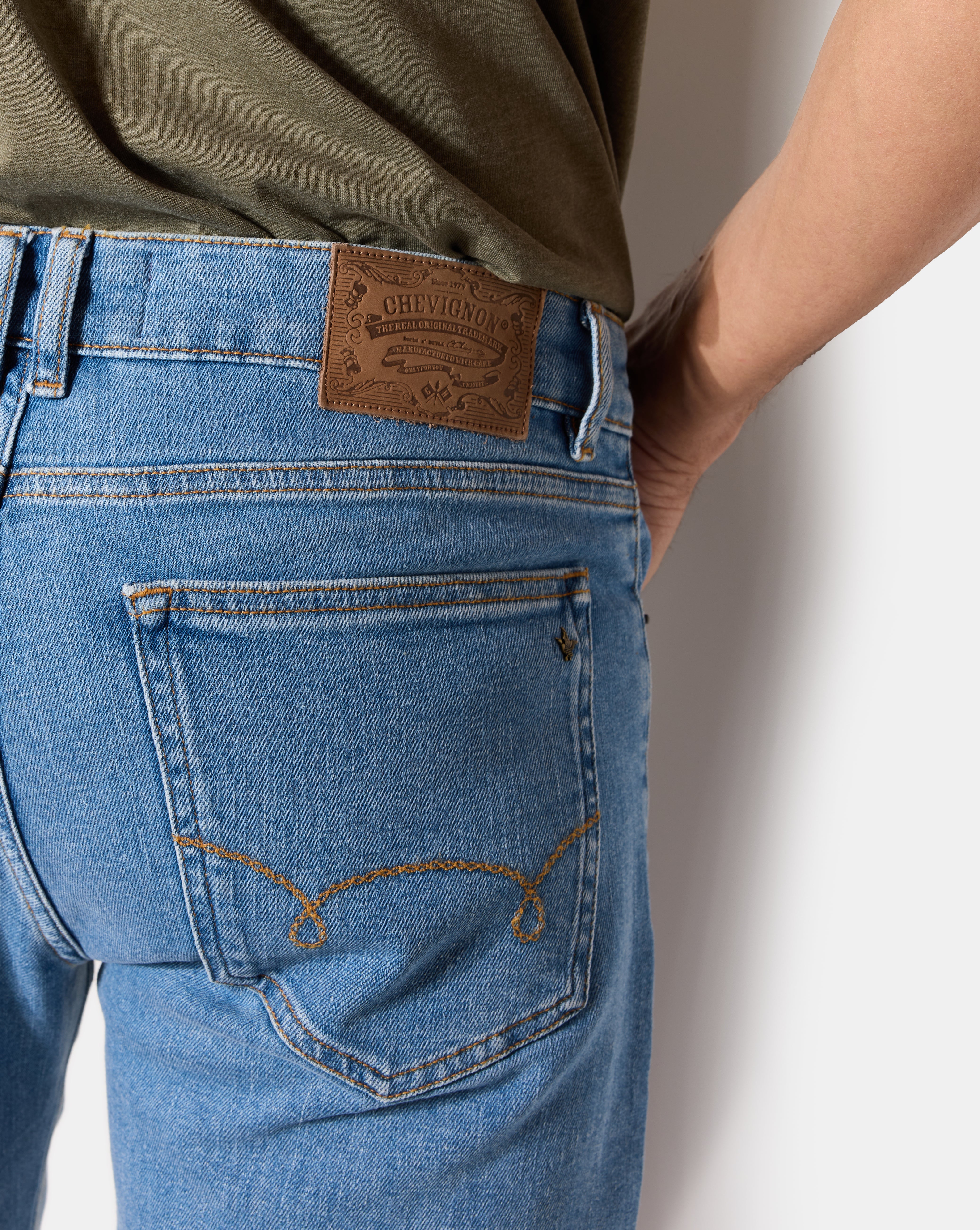 HELLBLAUE JEANS, SCHMAL ZULAUFEND